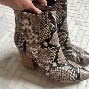 Marc Fisher Alva booties
Worn once
Super comfy!
Size 8.5